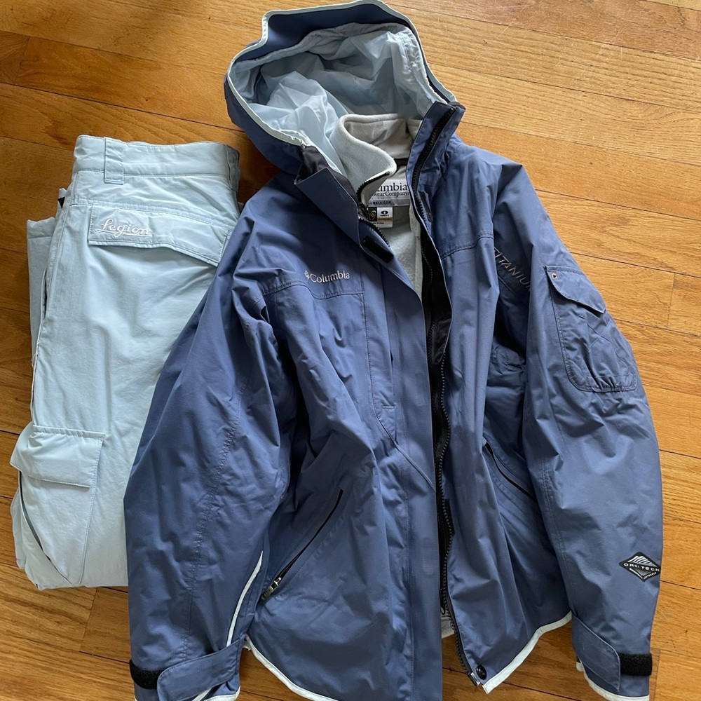 Columbia Titanium Blue Women’s Ski Jacket with zipper hood